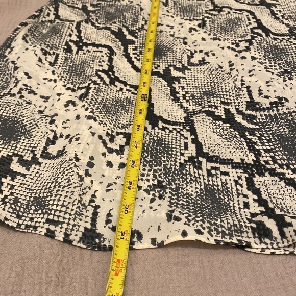 Aritzia Wilfred Kyra sneakprint midi skirt Size 4 . Very good condition - Picture 9 of 13